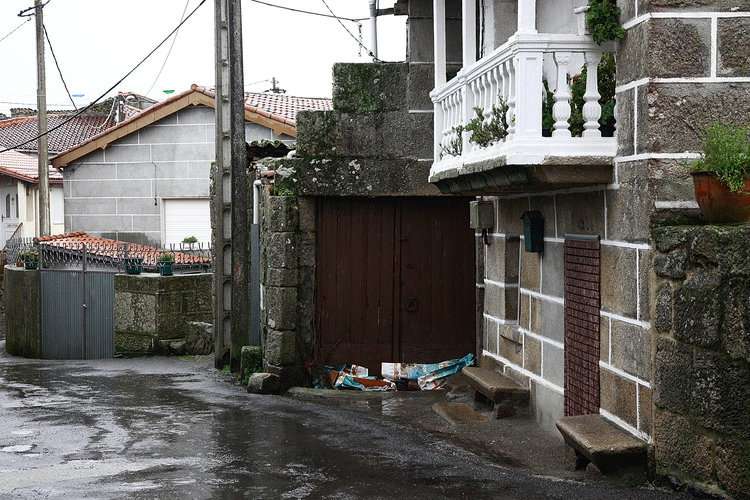 PETSmania - La puerta del patio en que la que se encontraban los perros  en la localidad de Eiradela.