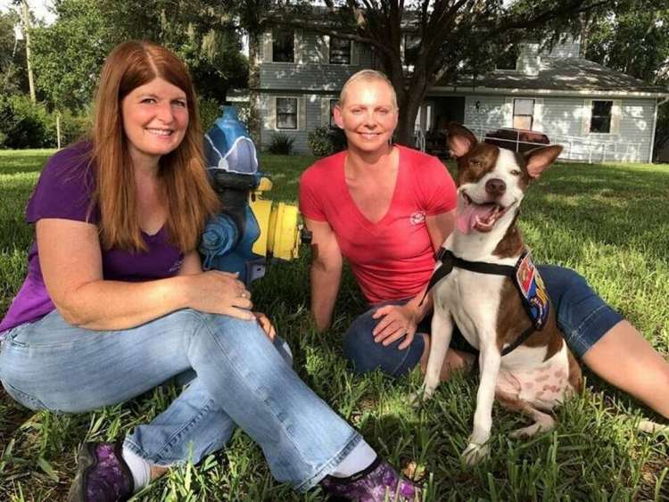 Karen Slomba a la izquierda y Lavonne Bower  con su perro Oz