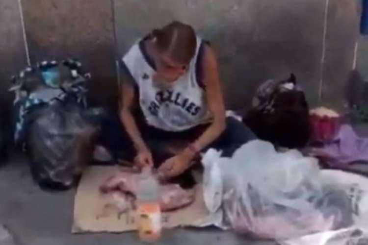 PETSmania - Mujer grabada mientras se disponía a comerse un gato en plena calle