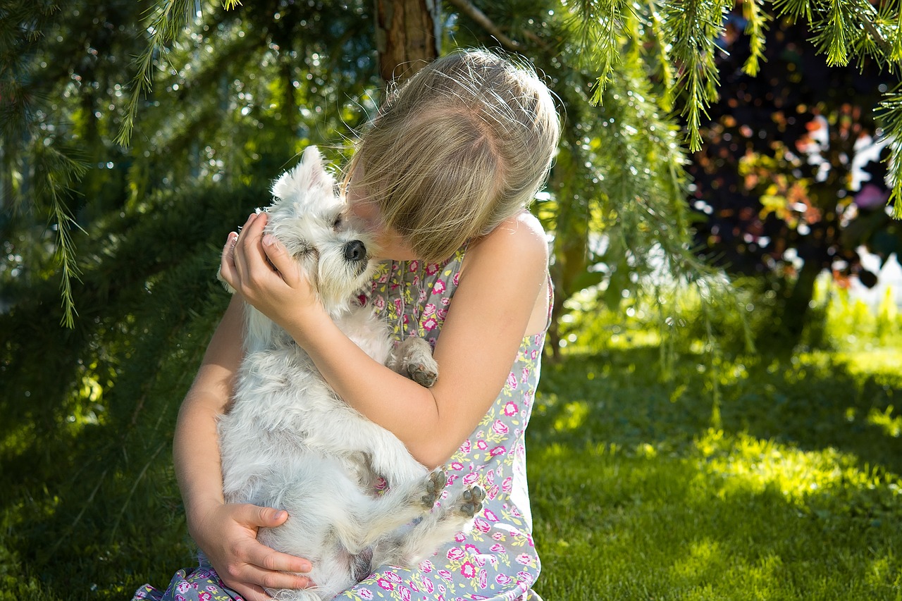 Niña besando a un perro