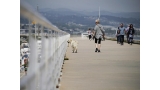 Mujer paseando con su perro