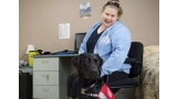 Carrie Lemay junto a su nuevo perro de alerta diabética