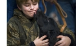 Labrador Retriever negro con niño