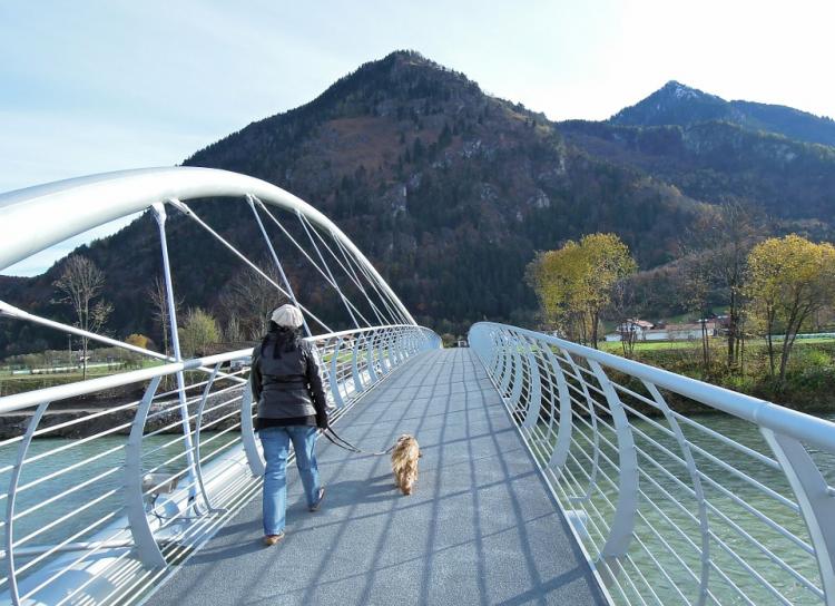 PETSmania - Mujer y perro sobre un puente